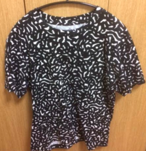 ユニクロ 黒いTシャツ